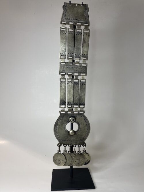 Pectoral ceremonial mapuche tipo sekil en alpaca con rostro protector y placas articuladas de platería mapuche tradicional