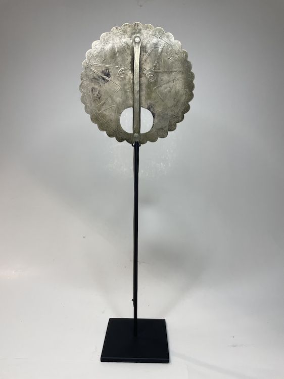 reverso tupu mapuche de platería mapuche con decoración burilada radial