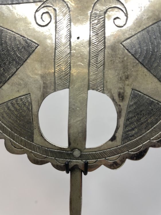Tupu mapuche de platería mapuche con decoración burilada radial