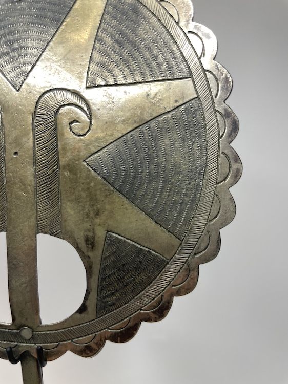 Tupu mapuche de platería mapuche con decoración burilada radial