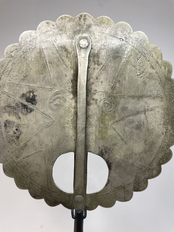 reverso tupu mapuche de platería mapuche con decoración burilada radial