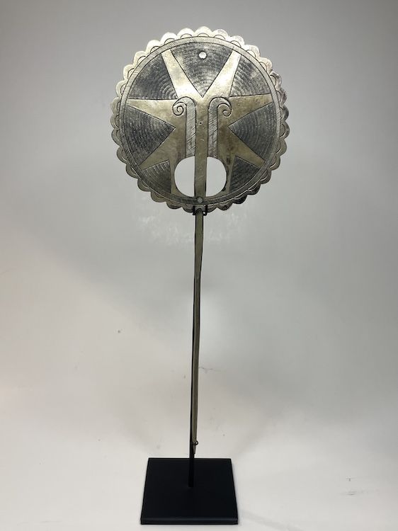 Tupu mapuche de platería mapuche con decoración burilada radial