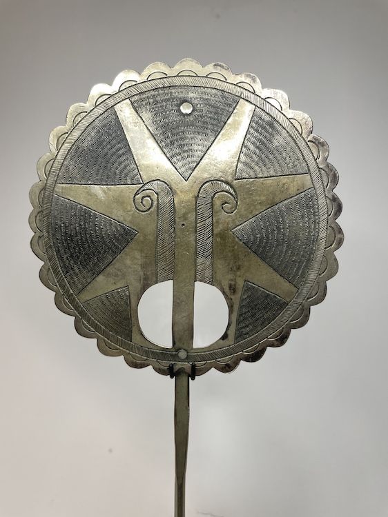 Tupu mapuche de platería mapuche con decoración burilada radial