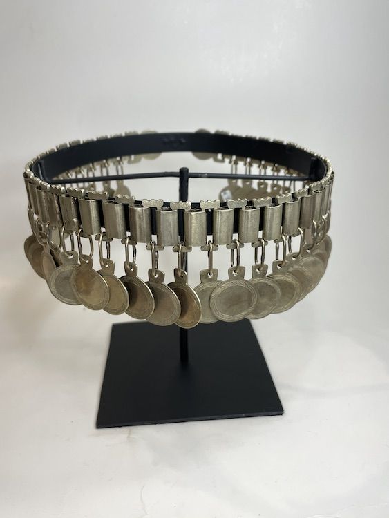 Trarilonco mapuche en alpaca con eslabones y medallas colgantes con decoración incisa