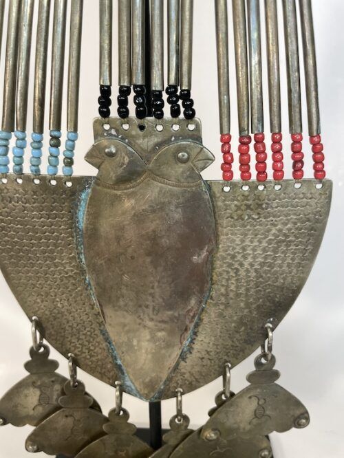 Sekil mapuche de mostacillas celestes con tubos de alpaca y placa con ave bicéfala