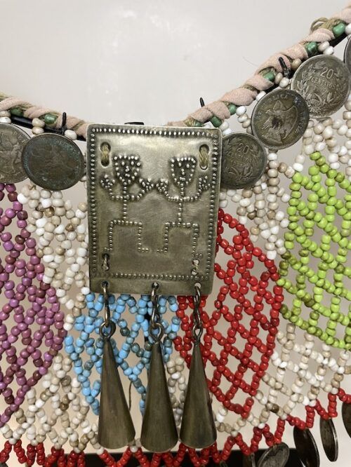 pectoral mapuche de mostacillas tipo meñaque con monedas y figuras humanas