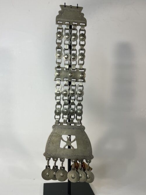 Sekil mapuche de cadenas en alpaca con figura antropomorfa calada y medallas colgantes