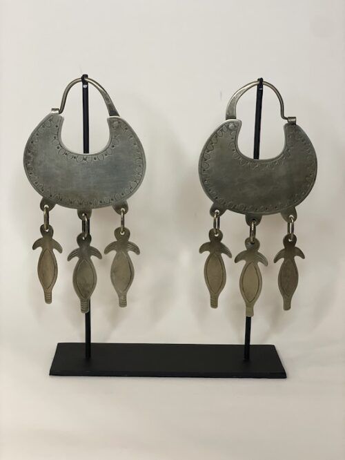 Aros mapuches tipo carterita elaborados artesanalmente en alpaca con decoración incisa en el borde y tres colgantes zoomorfos articulados inspirados en la platería tradicional mapuche.
